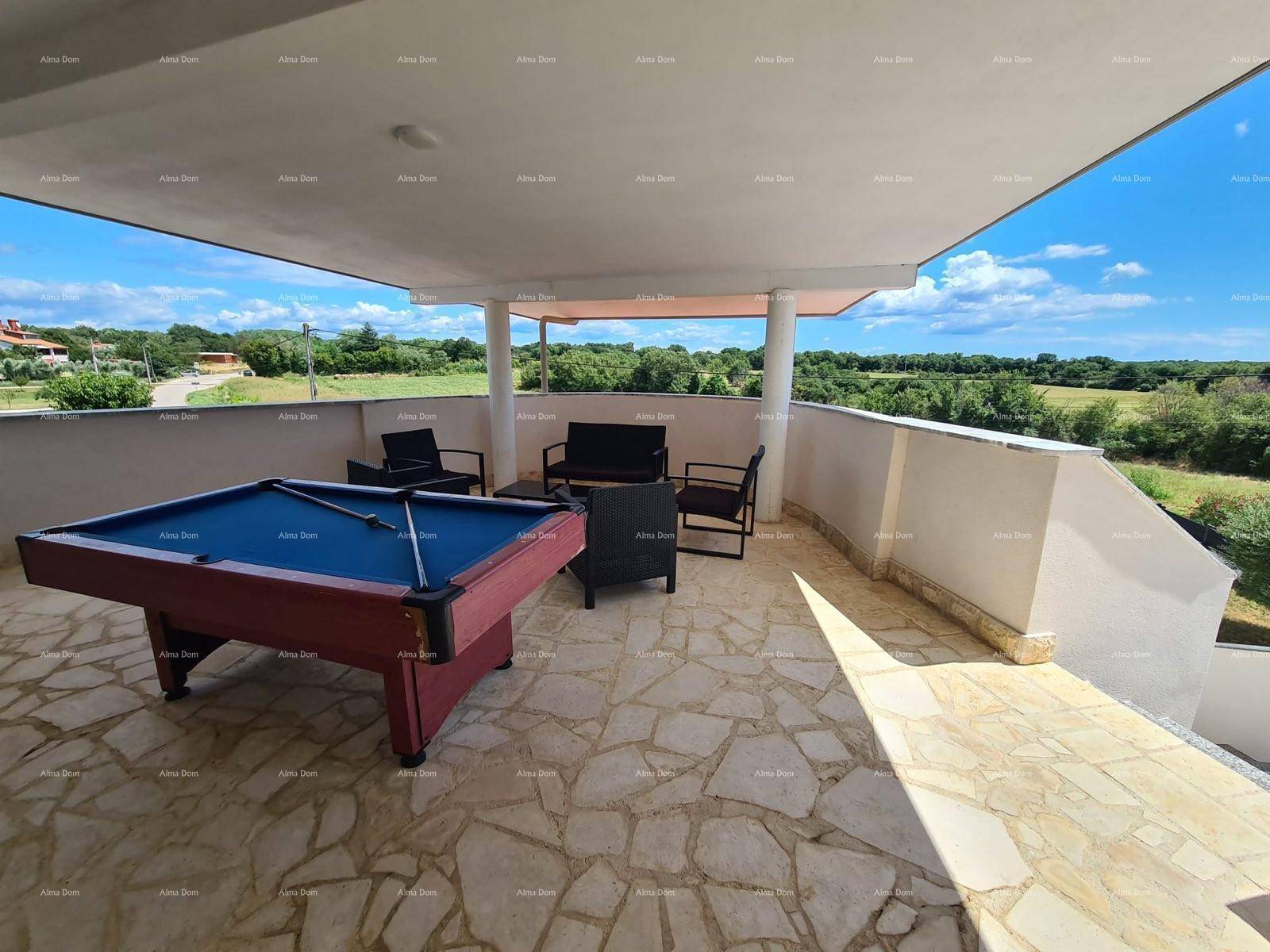 Große überdachte Terrasse mit Billardtisch und Loungemöbeln, ideal für Unterhaltung im Freien.