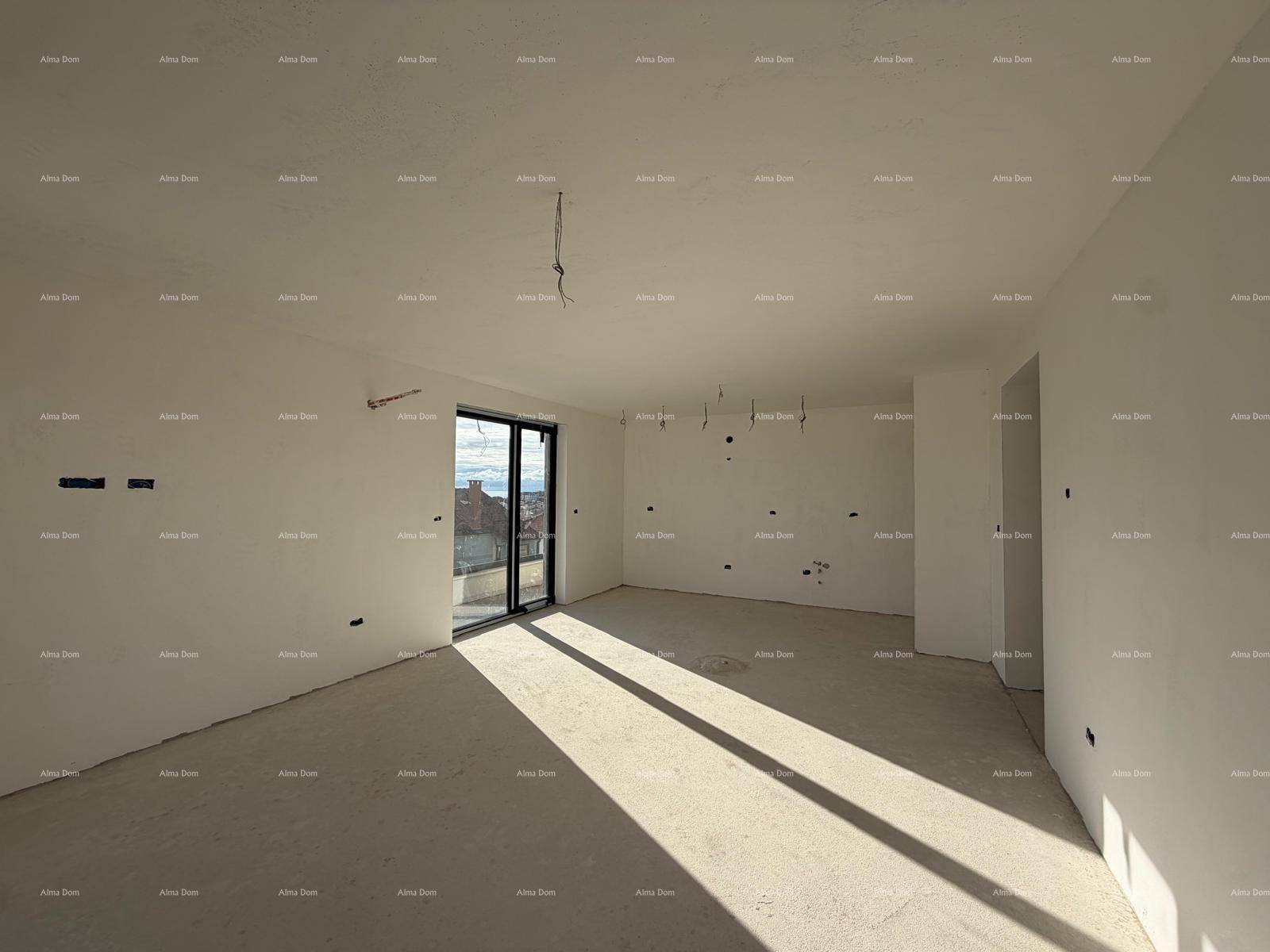 Heller Raum im Rohbau mit großen Fenstern und viel natürlichem Licht.