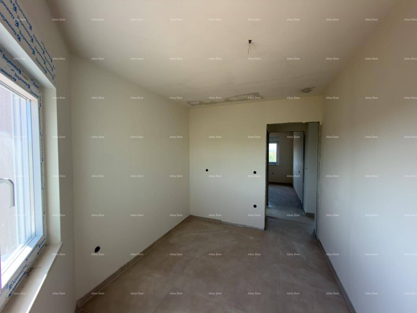 Helles, unfertiges Schlafzimmer mit Fliesenboden und Blick auf den zukünftigen Eingang.