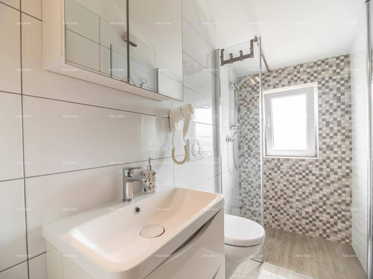 Helles Badezimmer mit begehbarer Dusche, modernen Armaturen und einem Fenster für natürliche Belüftung.