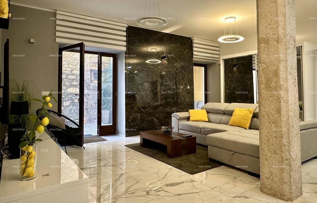 Modernes Wohnzimmer mit Marmorboden, bequemer Couch und Zugang zu einem Außenbereich.