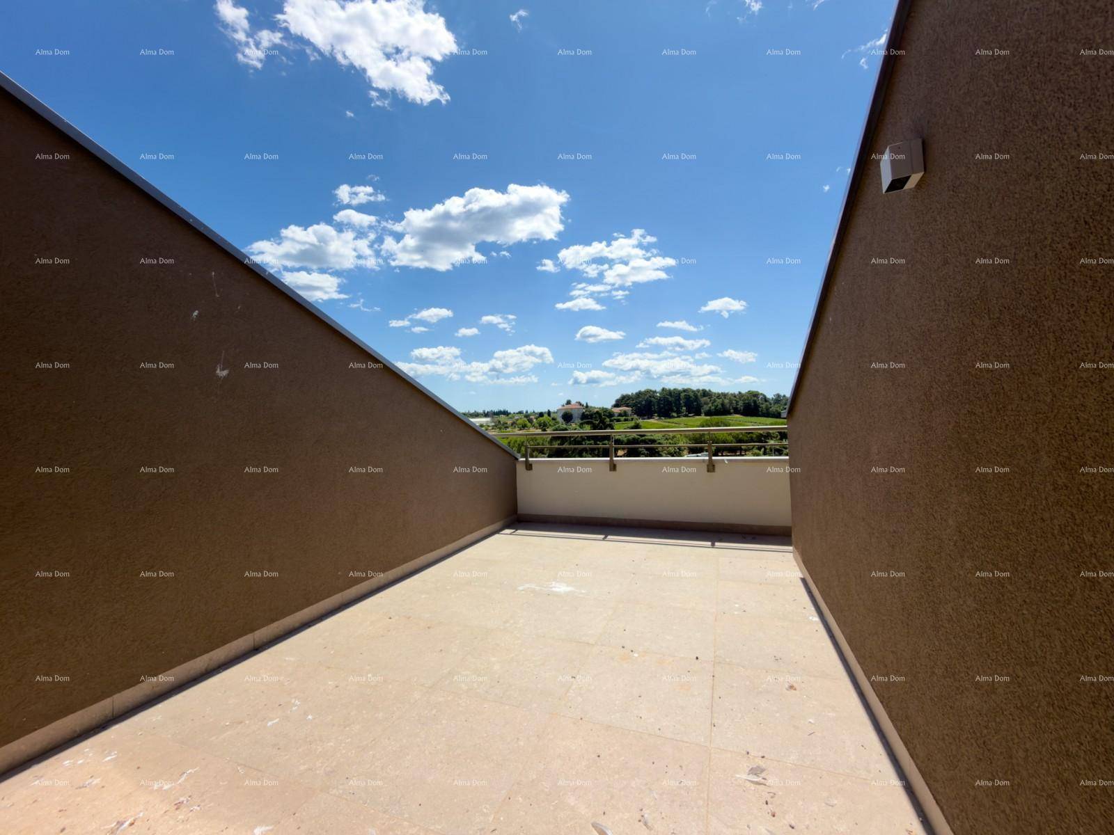 Geräumige Dachterrasse mit Fliesenboden und weitem Blick auf die grüne Umgebung.