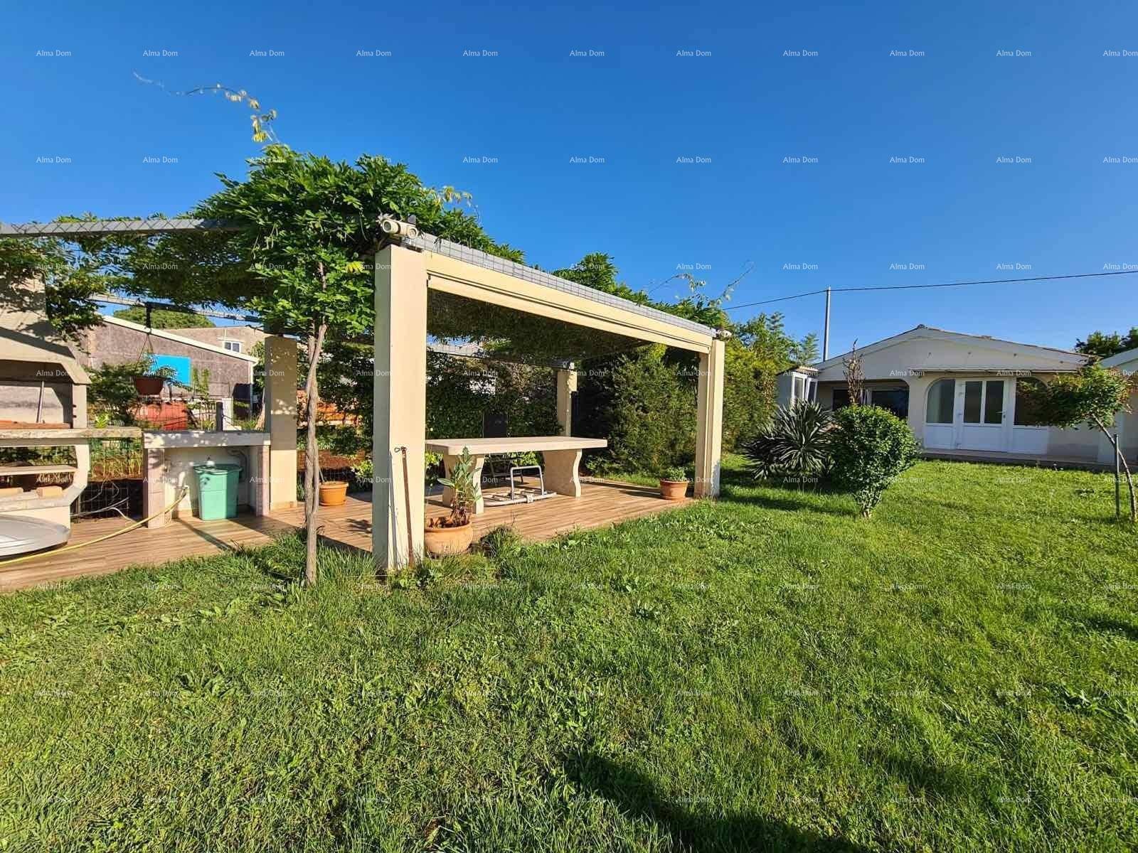 Großer Garten mit überdachtem Essbereich, Grillplatz und viel Grünfläche zum Entspannen.
