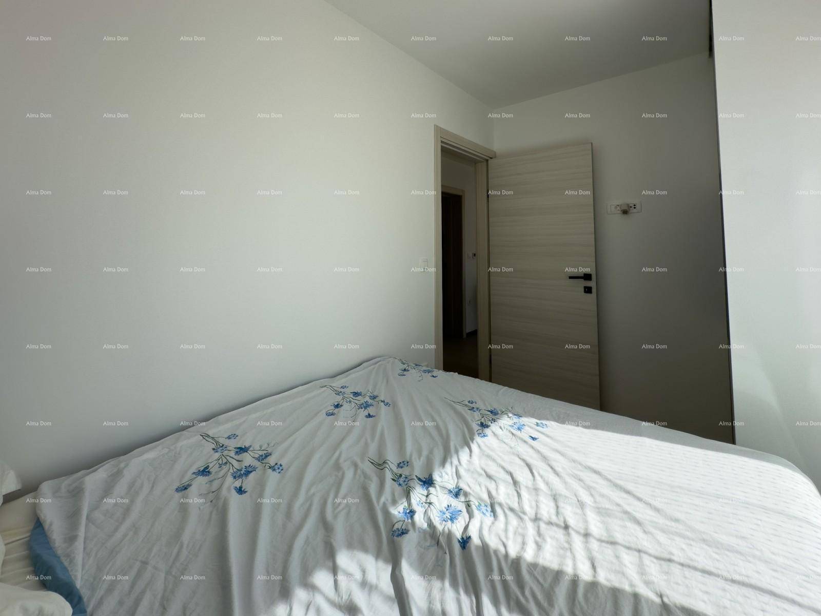 Helles Schlafzimmer mit bequemen Bett und Zugang zu einem weiteren Raum.
