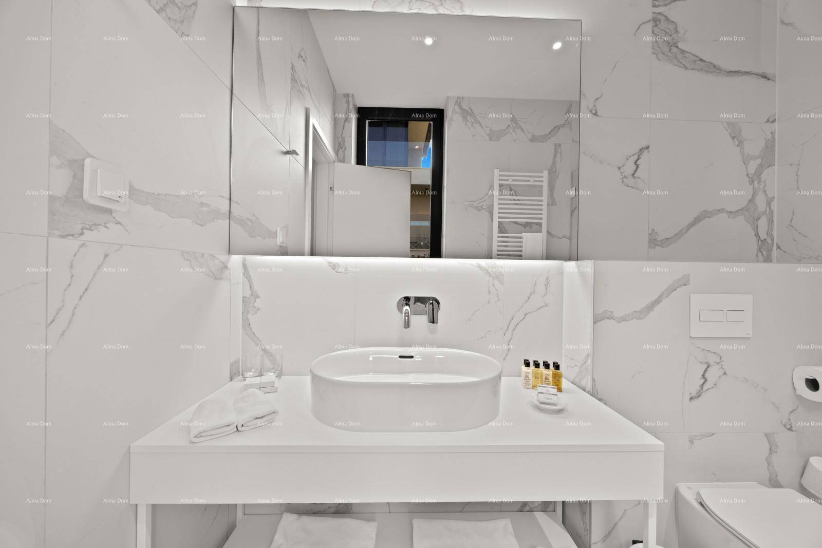 Elegantes Badezimmer mit Marmorfliesen, modernem Waschbecken und großem Spiegel.