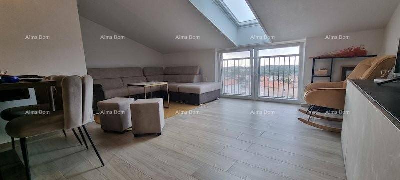 Geräumiges Wohnzimmer mit bequemer Sitzecke, Schaukelstuhl und Blick nach draußen.