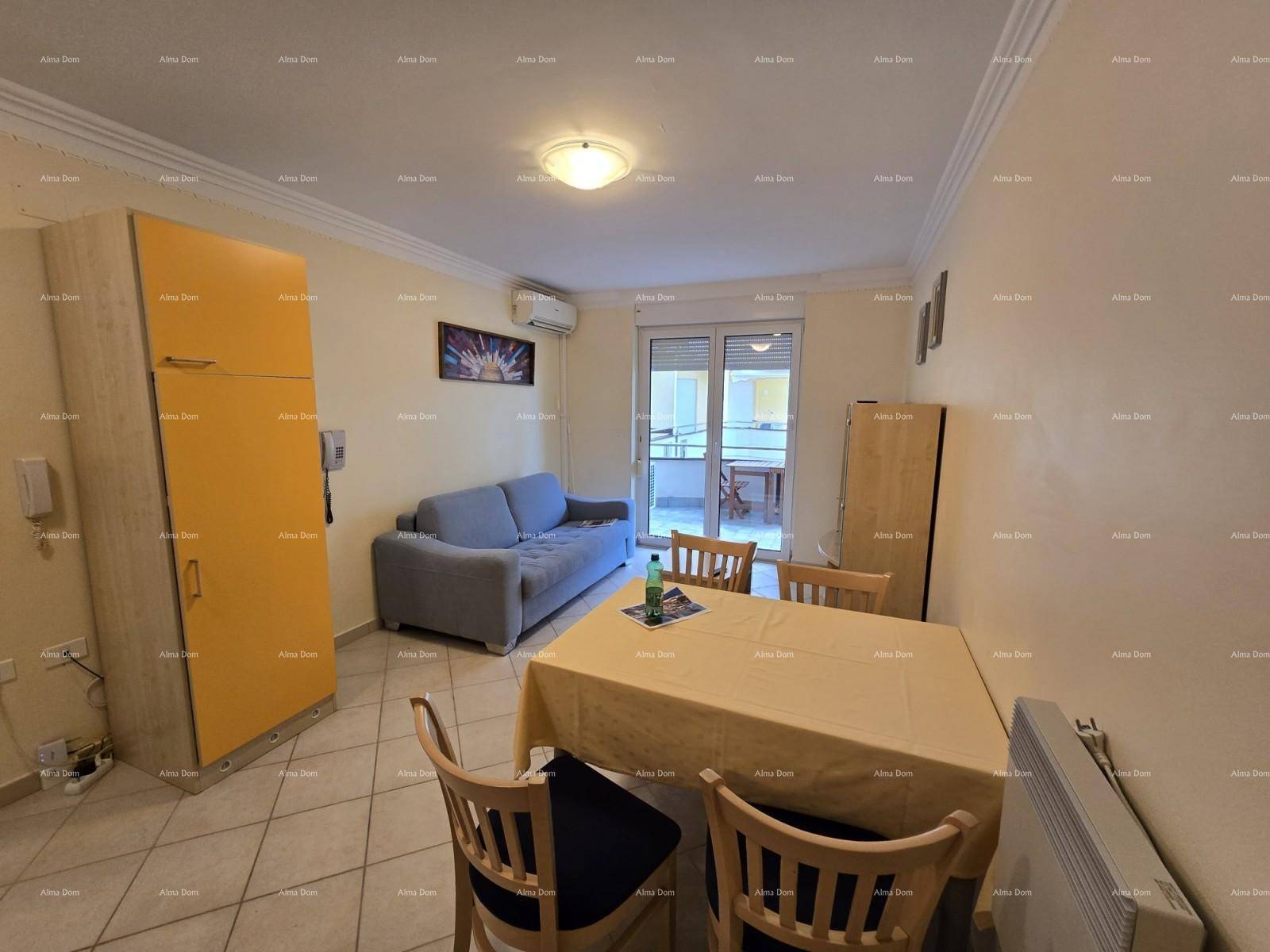 Kombinierter Wohn- und Essbereich mit Esstisch, Sofa und direktem Zugang zu einem Balkon.