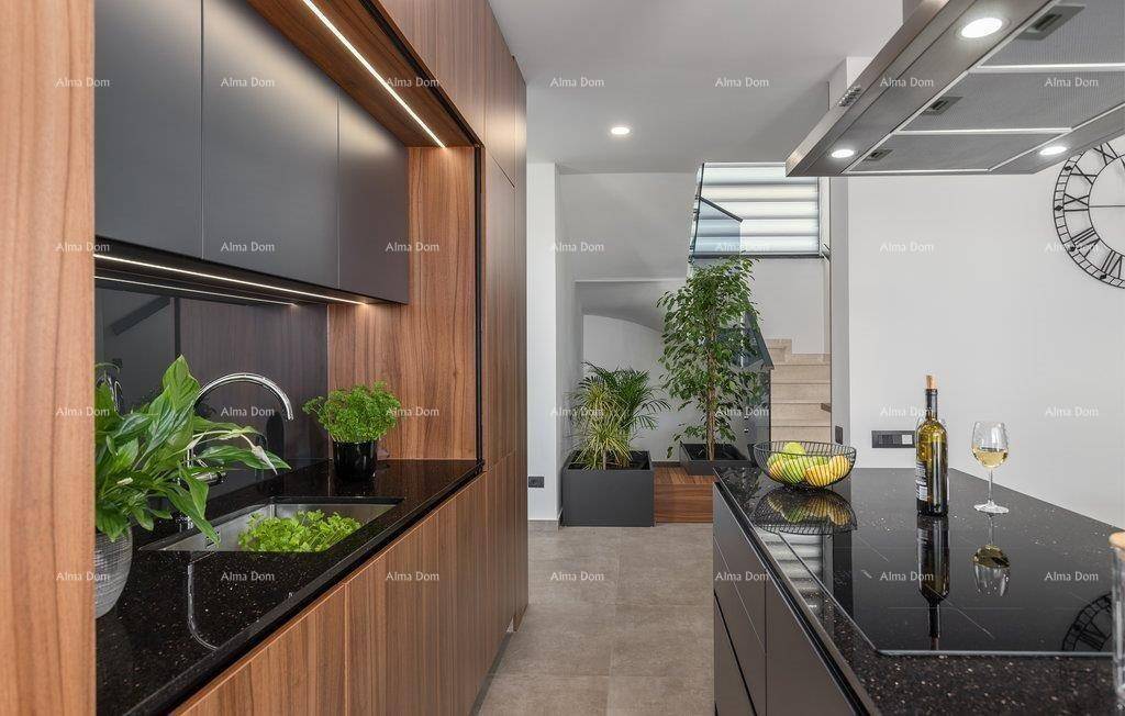 Moderne Küche mit dunklen Arbeitsplatten, Holzschränken und integrierten Geräten.
