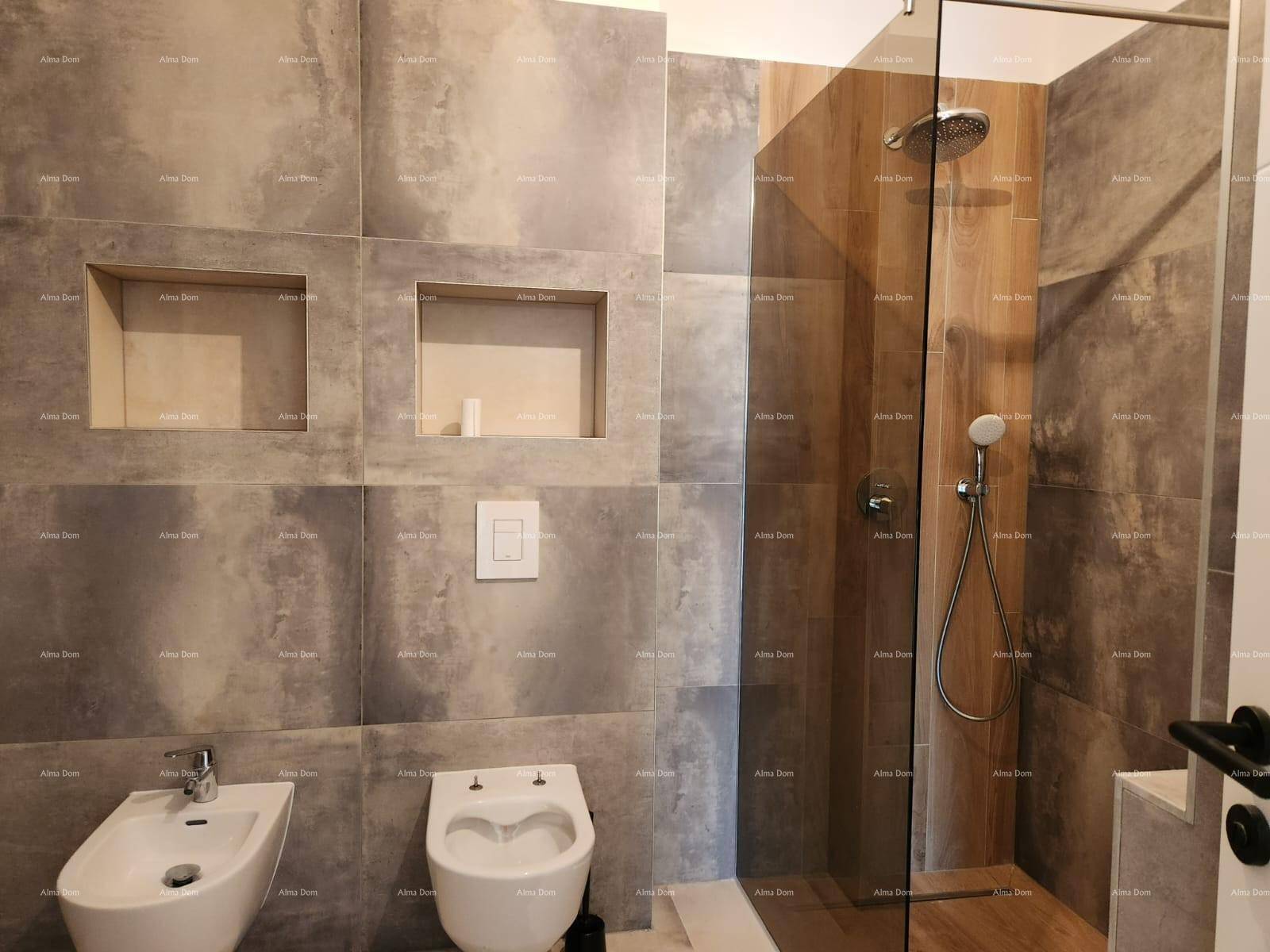 Modernes Badezimmer mit begehbarer Dusche, Bidet und Wand-WC, ausgestattet mit grauen Fliesen.