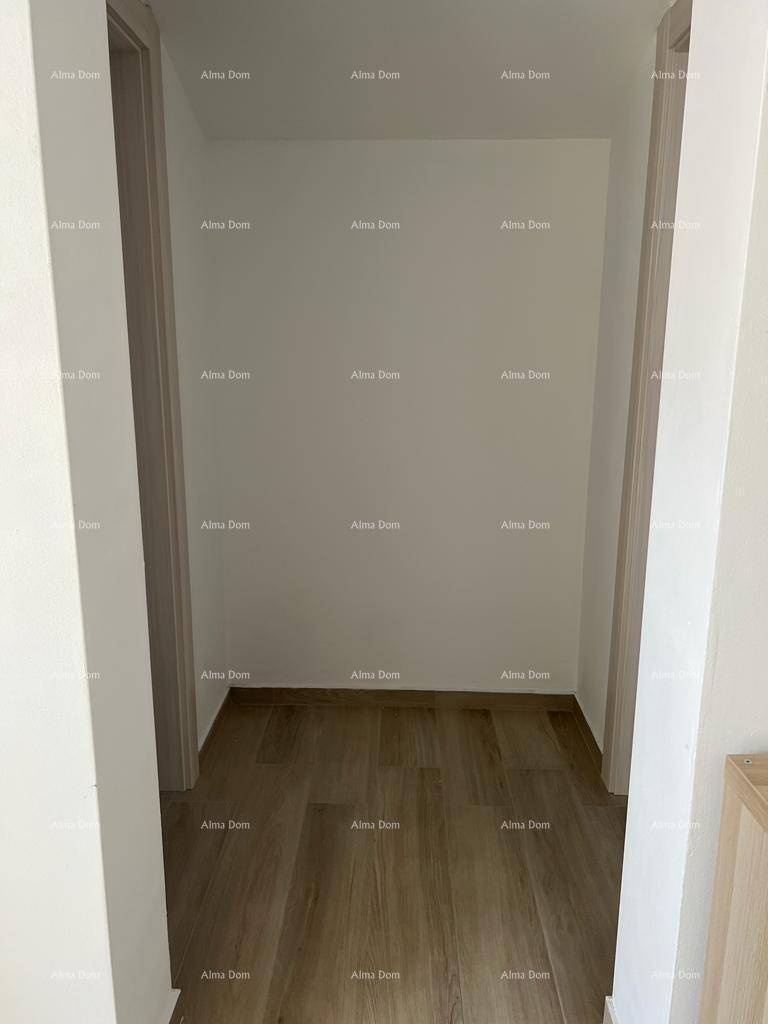 Heller Flur mit Laminatboden und Zugang zu weiteren Räumen.