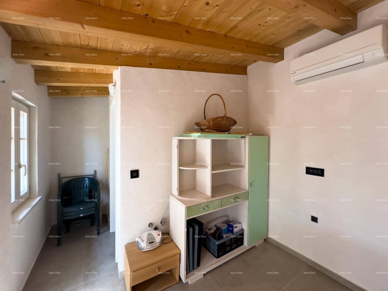 Kleiner Raum mit Fenster, Schrank und einfacher Einrichtung.