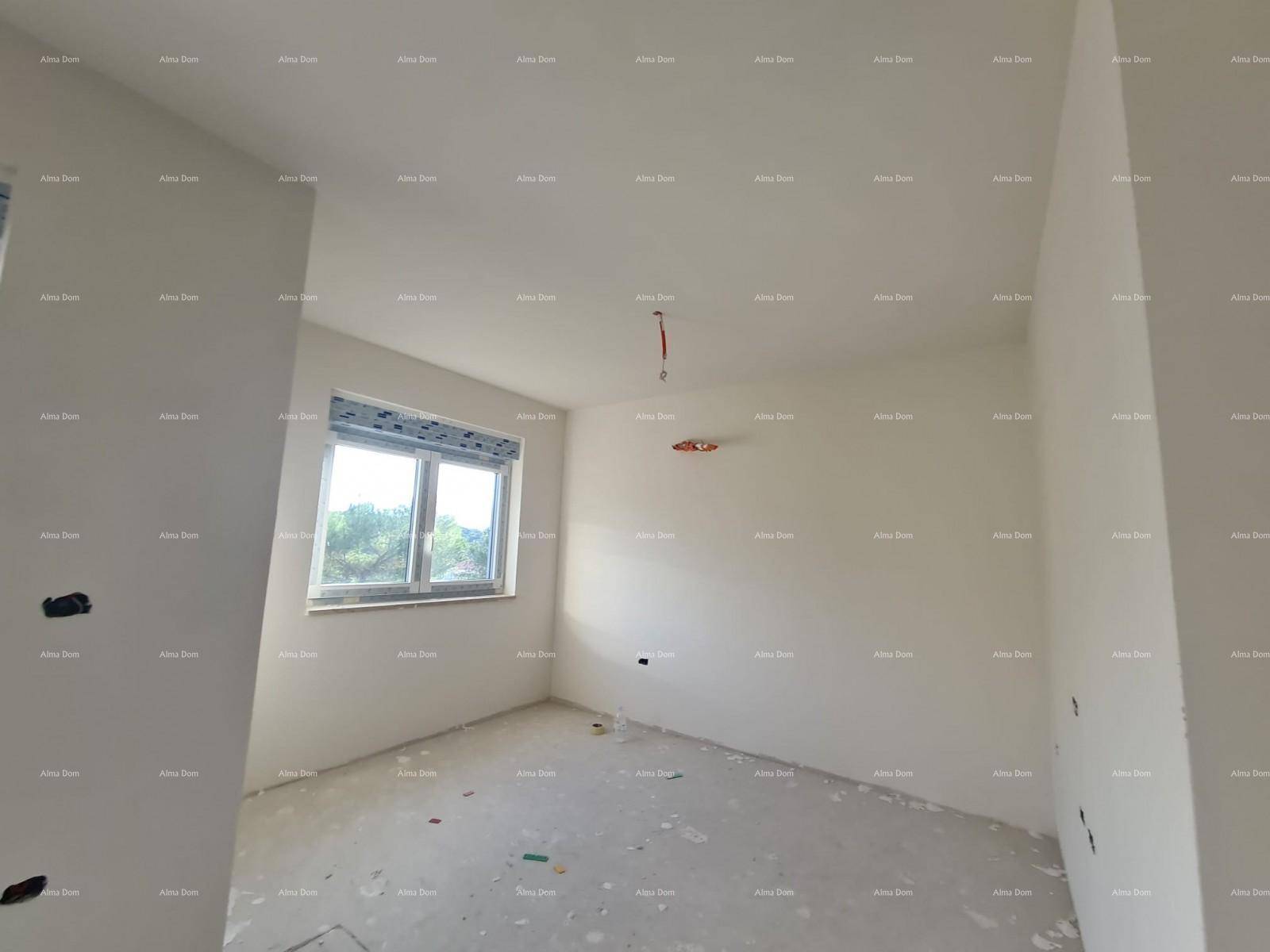 Geräumiger, unfertiger Raum mit Fenster und Rohbauzustand, bereit für den Innenausbau.