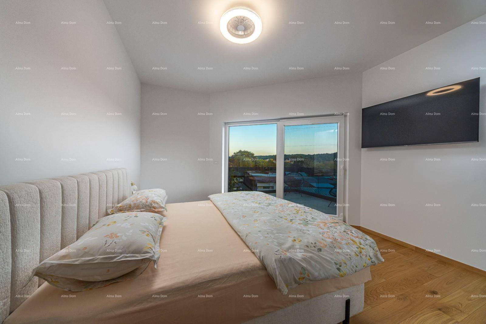 Schlafzimmer mit Doppelbett und großem Fenster, das Zugang zum Balkon bietet.