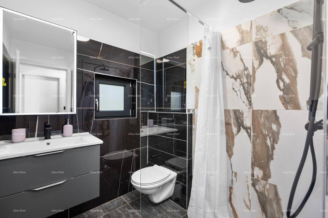 Elegantes Badezimmer mit Waschtisch, Toilette und einer geräumigen begehbaren Dusche mit Marmorfliesen.