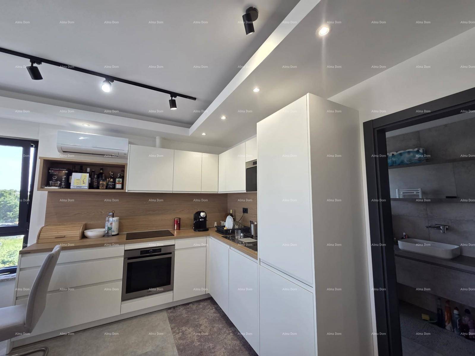 Moderne Einbauküche mit weißen Schränken, Holzoptik-Arbeitsplatte und integrierten Geräten.