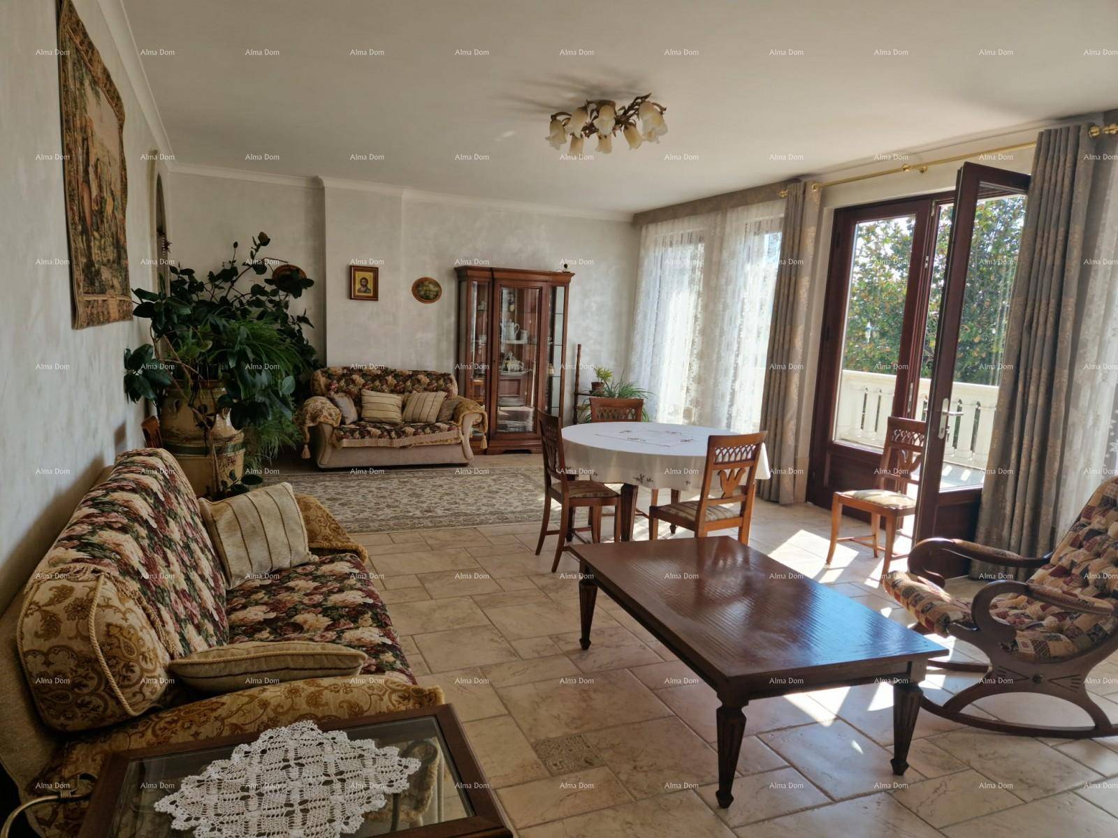 Heller Wohn-Essbereich mit bequemen Sofas, Esstisch und Zugang zu einem Balkon.