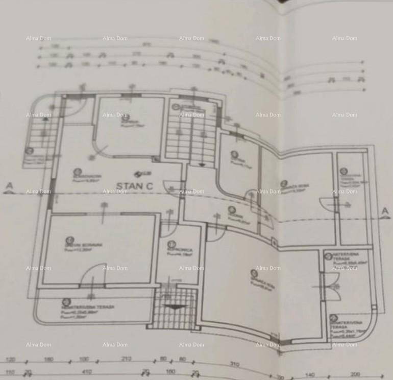Grundrissplan für eine Wohnung (Stan C) mit mehreren Zimmern und Terrassenbereichen.