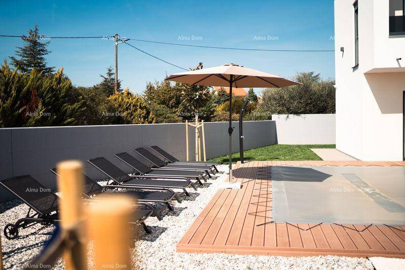 Entspannungsbereich am Pool mit bequemen Sonnenliegen, Sonnenschirm und Kiesfläche im Garten.