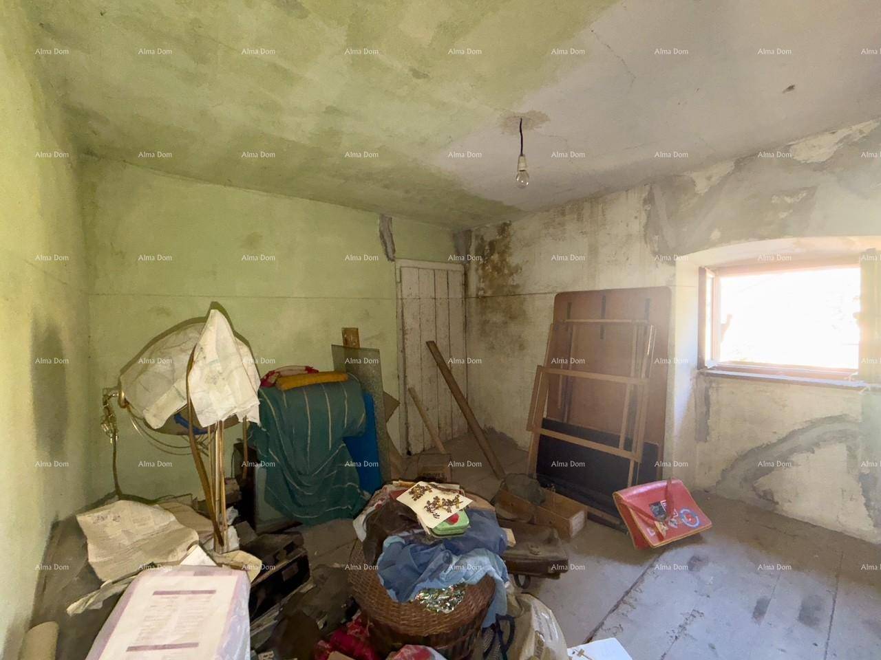 Chaotischer Raum mit unfertigen Wänden und einem kleinen Fenster, das natürliches Licht hereinlässt.
