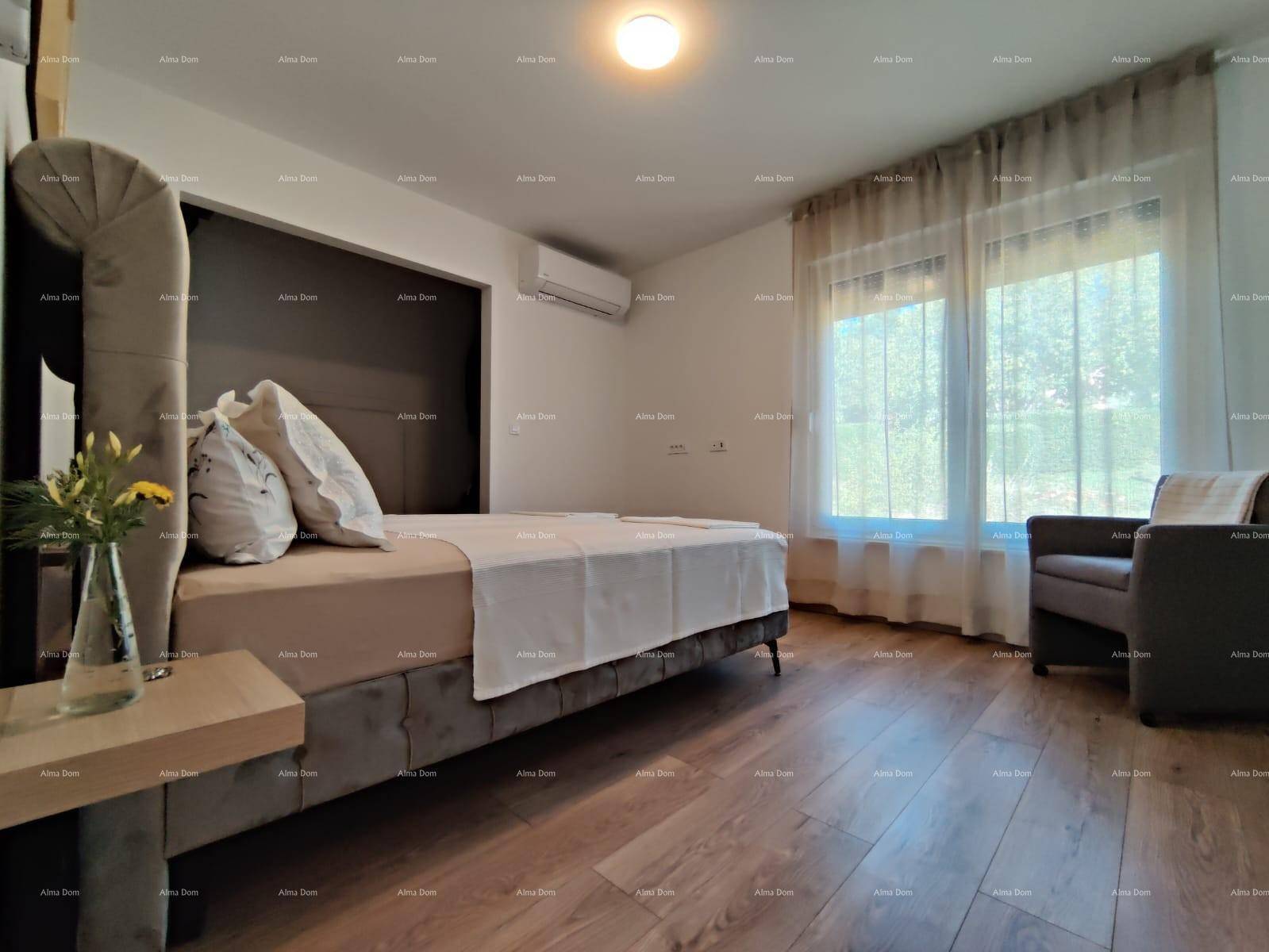 Helles Schlafzimmer mit Holzboden, großem Bett und Klimaanlage für angenehme Temperaturen.