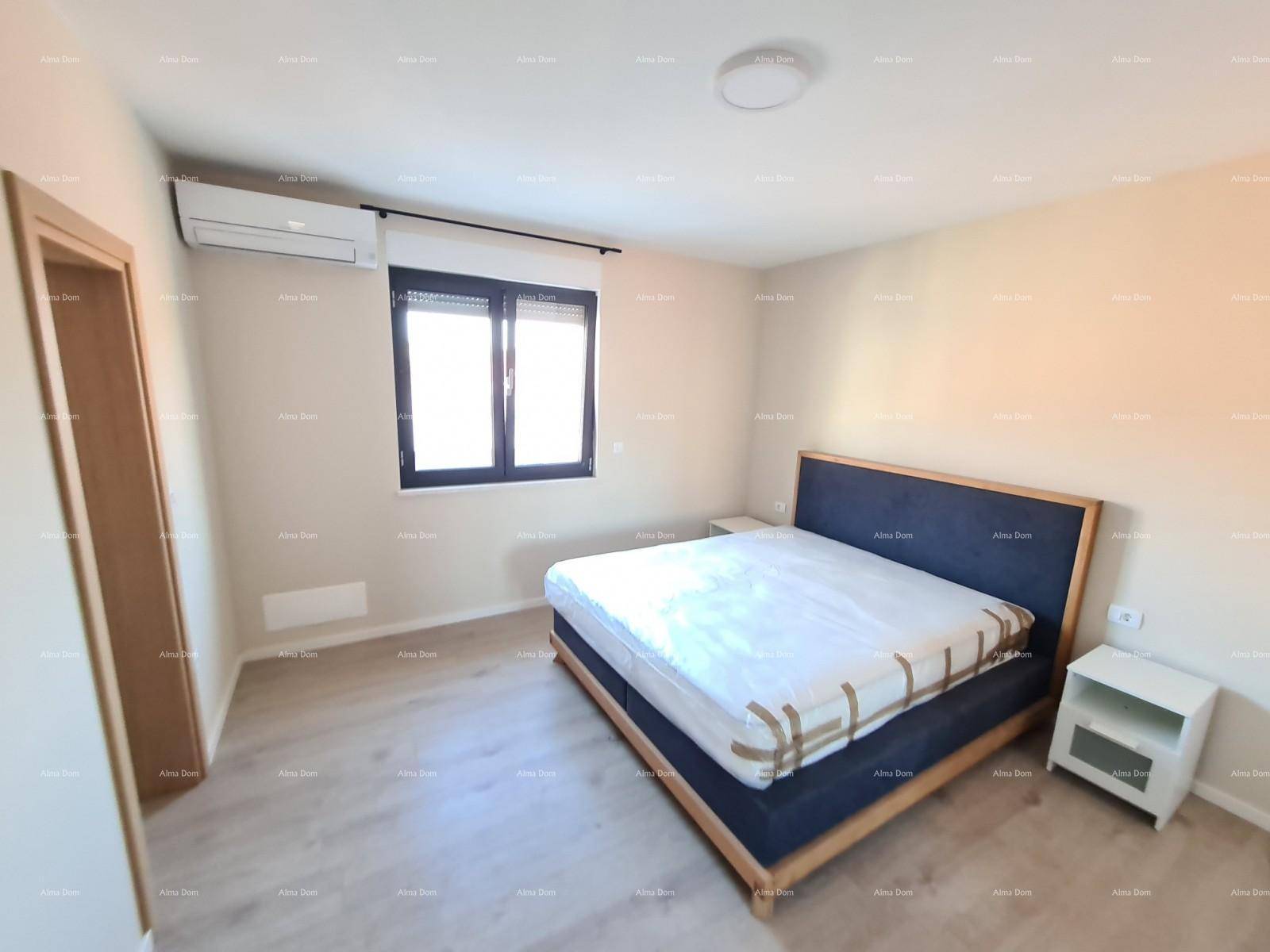 Gemütliches Schlafzimmer mit Doppelbett, Nachttischen, Klimaanlage und Fenster.