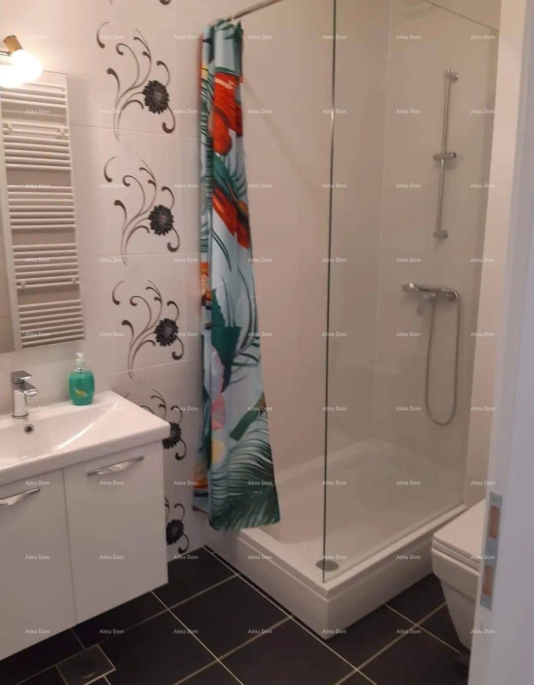 Modernes Badezimmer mit Duschkabine, Waschbecken, WC und beheiztem Handtuchhalter.