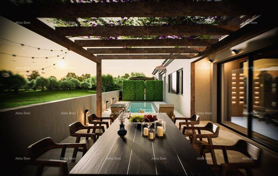 Großer Essbereich im Freien unter einer Pergola mit Blick auf den Pool und die grüne Landschaft.