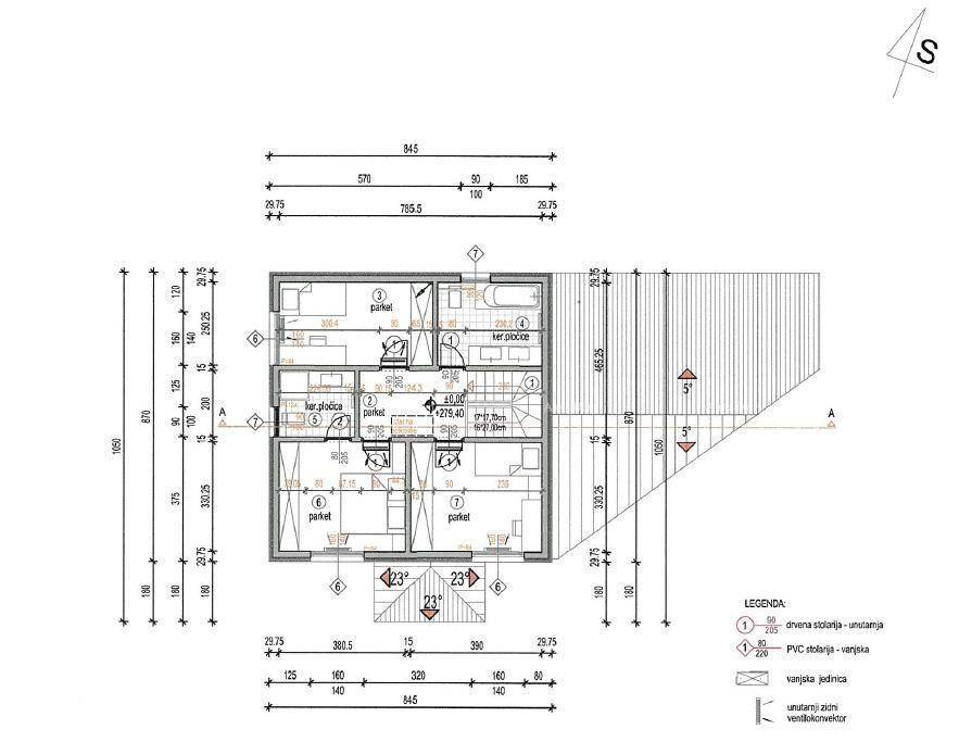 Grundriss des Obergeschosses mit Schlafzimmern, Bädern und einem weiteren Balkon.