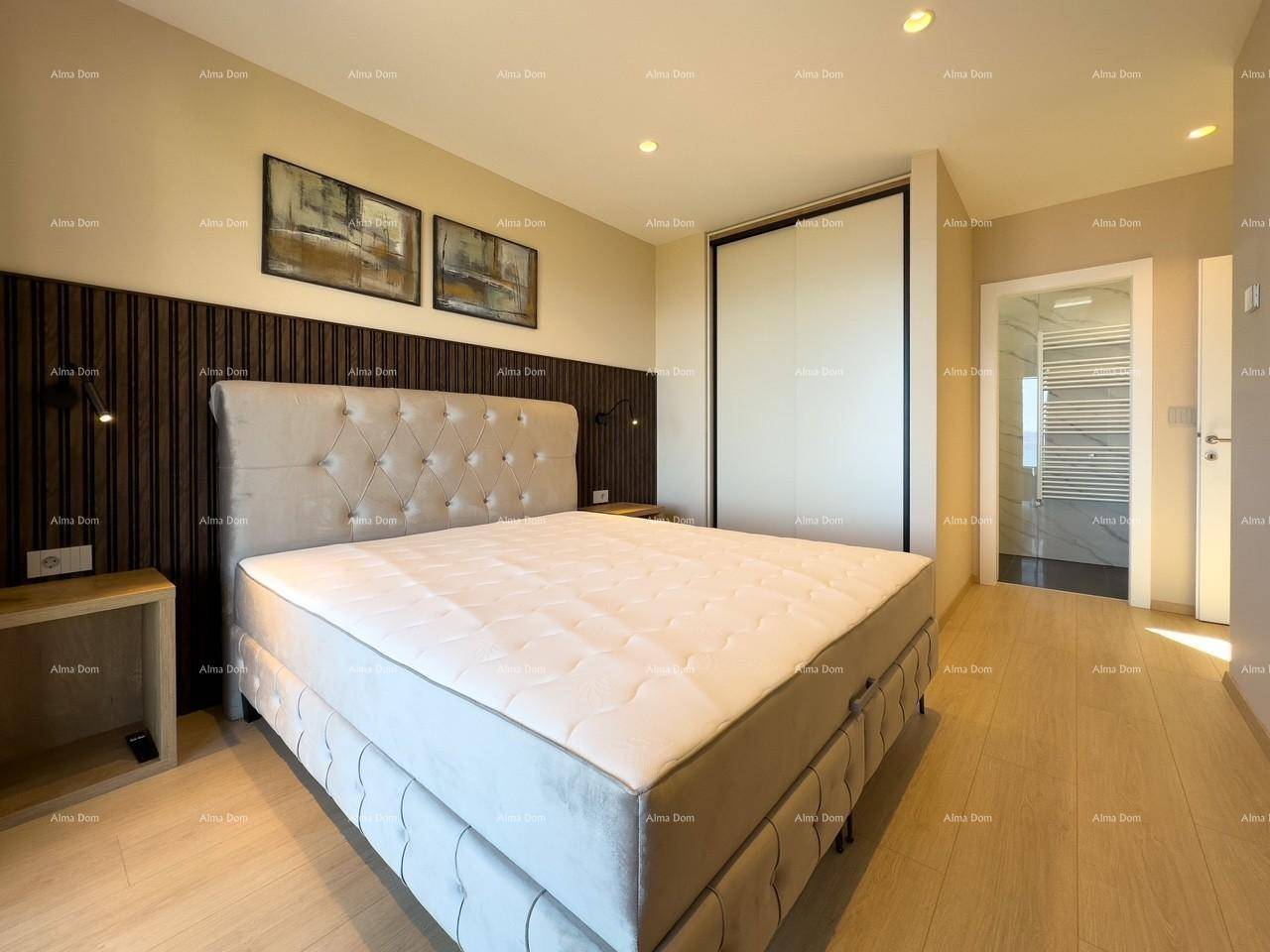 Komfortables Schlafzimmer mit Doppelbett, Einbauschrank und direktem Zugang zum Badezimmer.