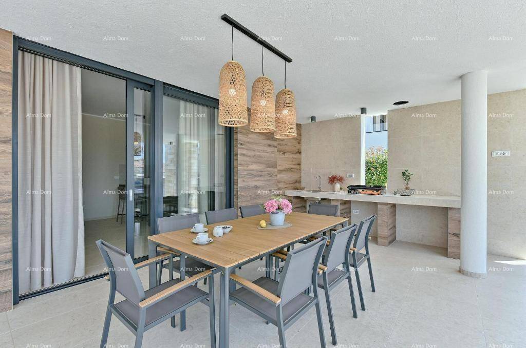 Überdachte Terrasse mit großem Esstisch und Outdoor-Küche, ideal für Mahlzeiten im Freien.