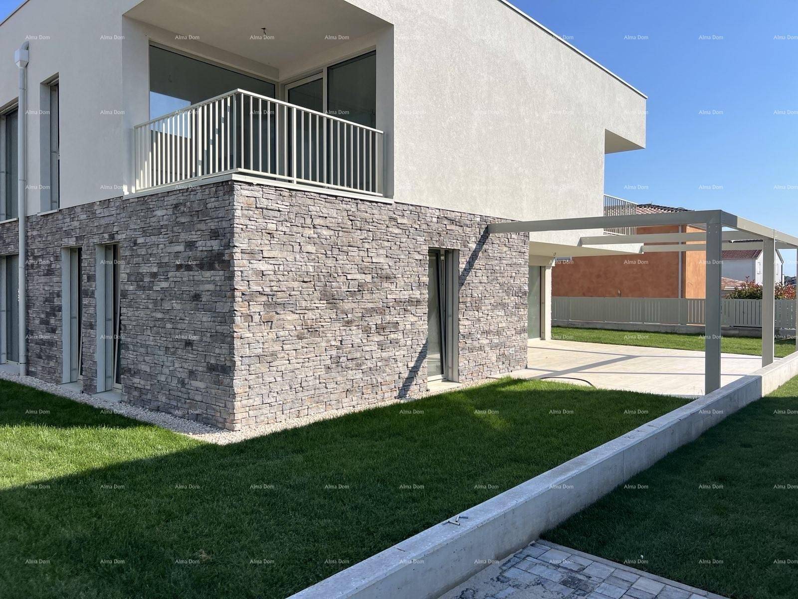 Moderne Hausfassade mit Steinverkleidung, Rasenfläche und überdachtem Terrassenbereich.