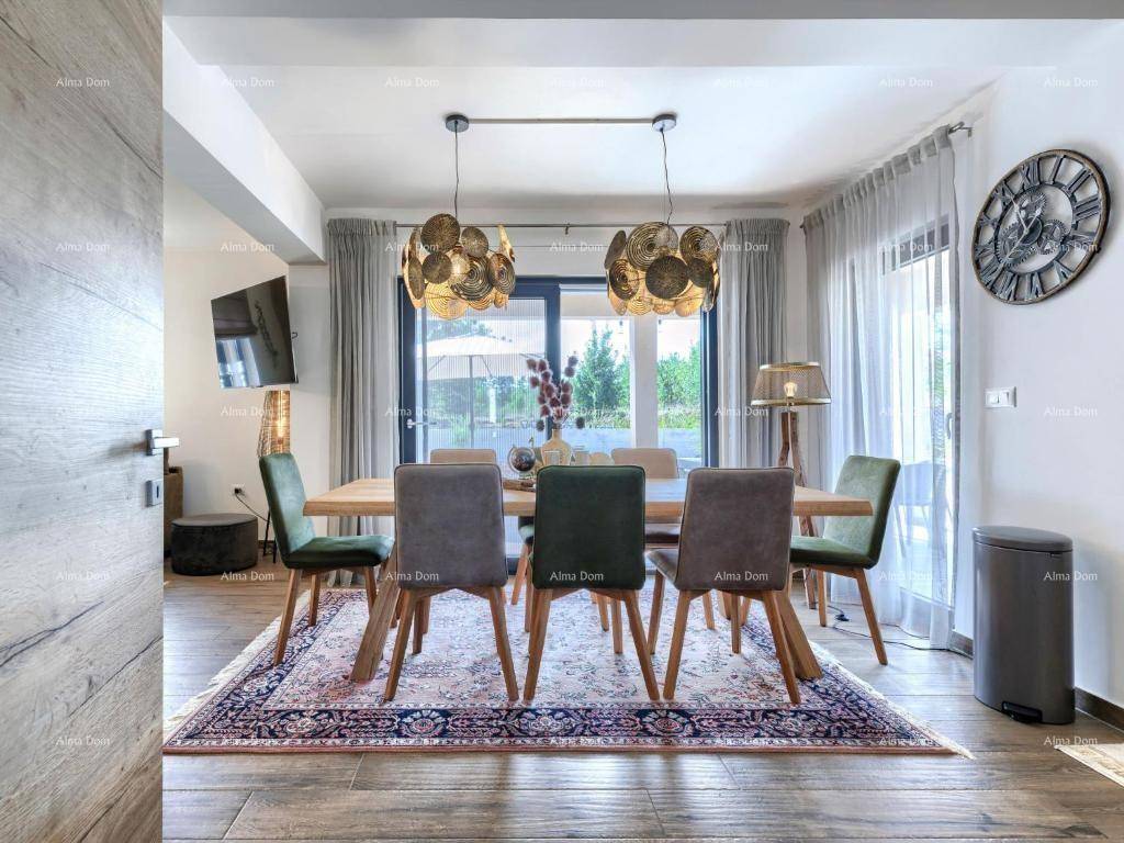 Eleganter Essbereich mit Holztisch, modernen Stühlen und Zugang zur Außenterrasse.