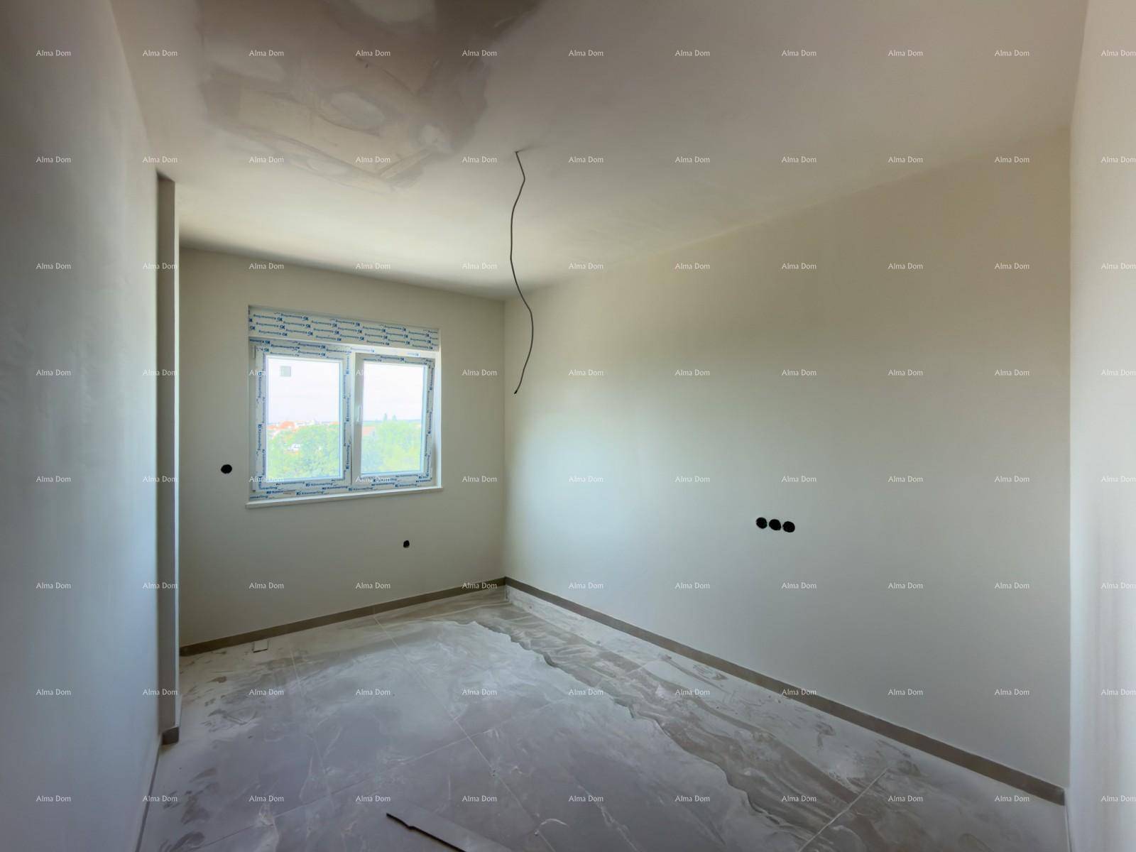 Unfertiges Schlafzimmer mit Fenster und vorbereiteten Wänden für den Innenausbau.