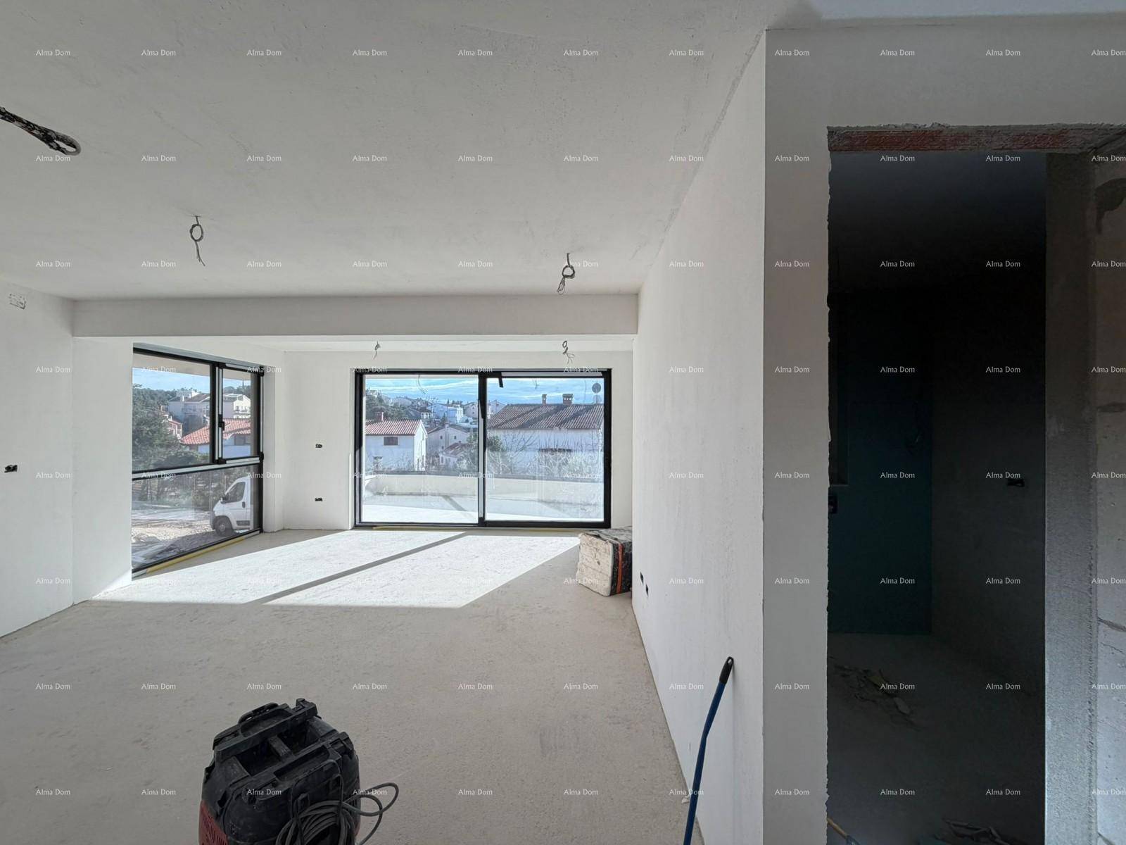 Lichtdurchfluteter Wohnbereich im Rohbau mit breiten Fensterfronten und Blick auf die umliegende Landschaft.