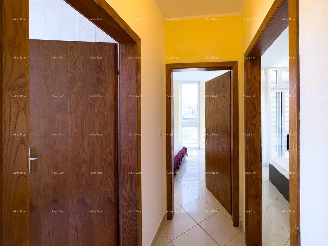 Heller Flur mit mehreren Holztüren, der zu den verschiedenen Zimmern der Wohnung führt.