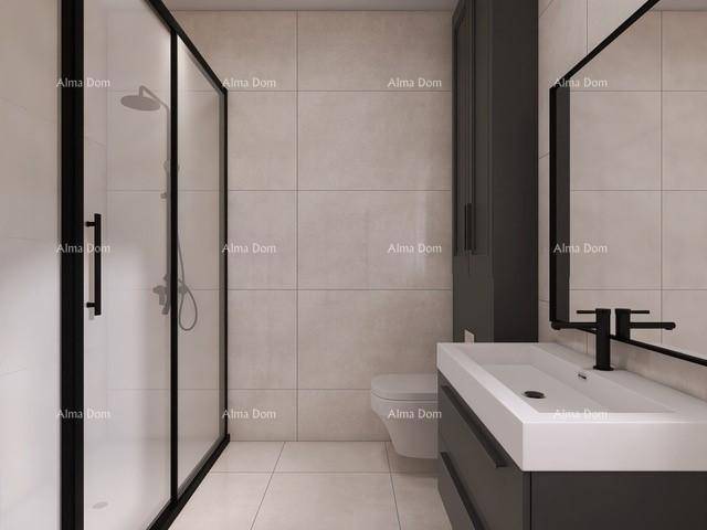 Modernes Badezimmer mit begehbarer Dusche, elegantem Waschtisch und dunklen Armaturen.