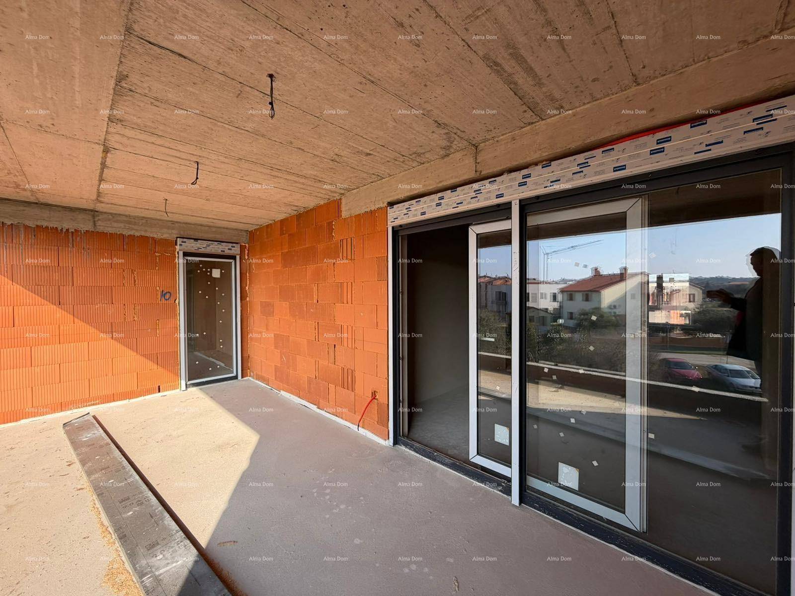 Unfertiger Balkon mit Ziegelwänden, großen Fenstern und Blick auf die umliegende Bebauung.