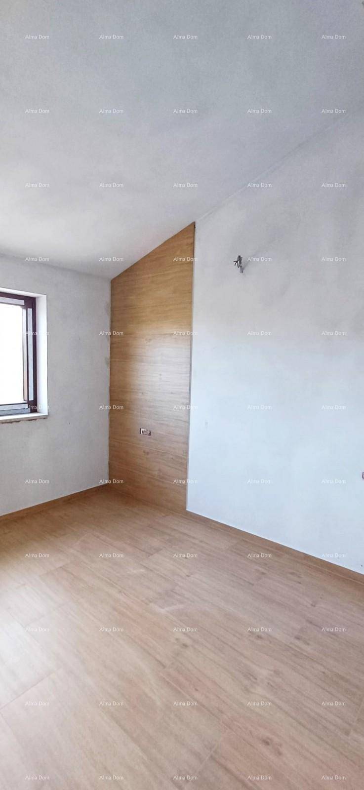Badezimmer im Rohbau mit modernen Fliesen, Holzakzenten und Fenster.