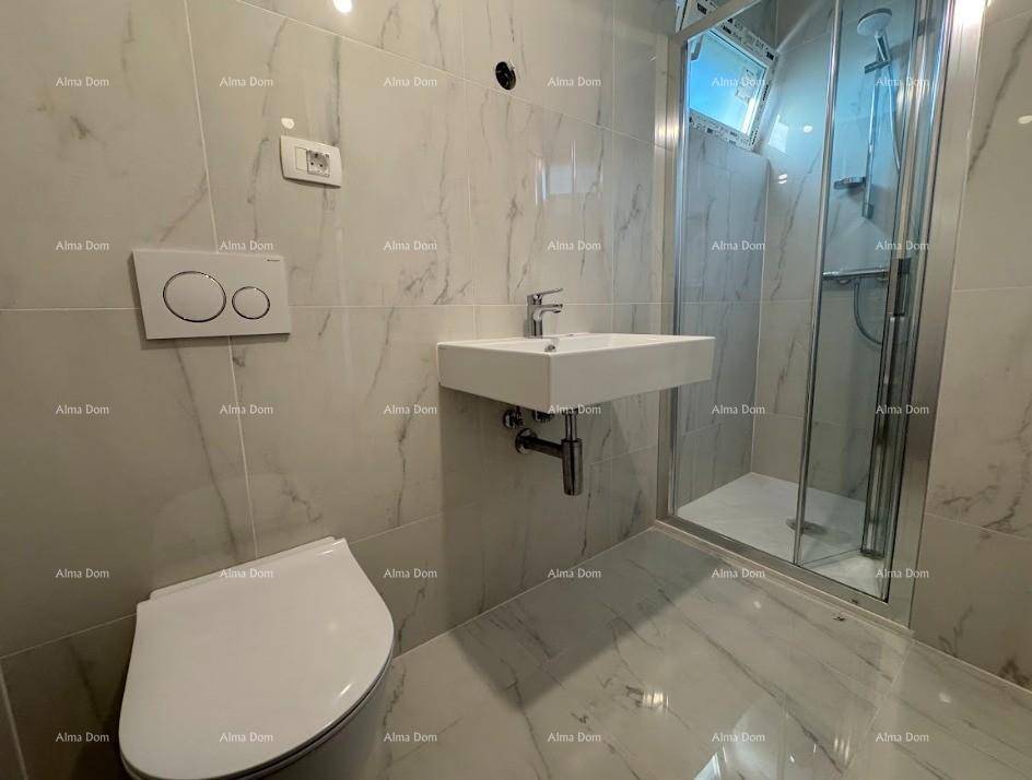 Modernes Badezimmer mit Duschkabine, Wand-WC und eleganten Fliesen in Marmoroptik.