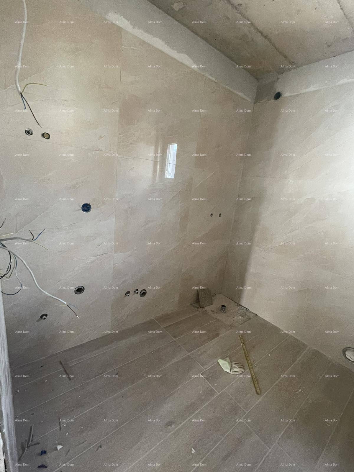 Badezimmer im Rohbau mit hellen Fliesen an Wänden und Boden, vorbereitet für Installationen.