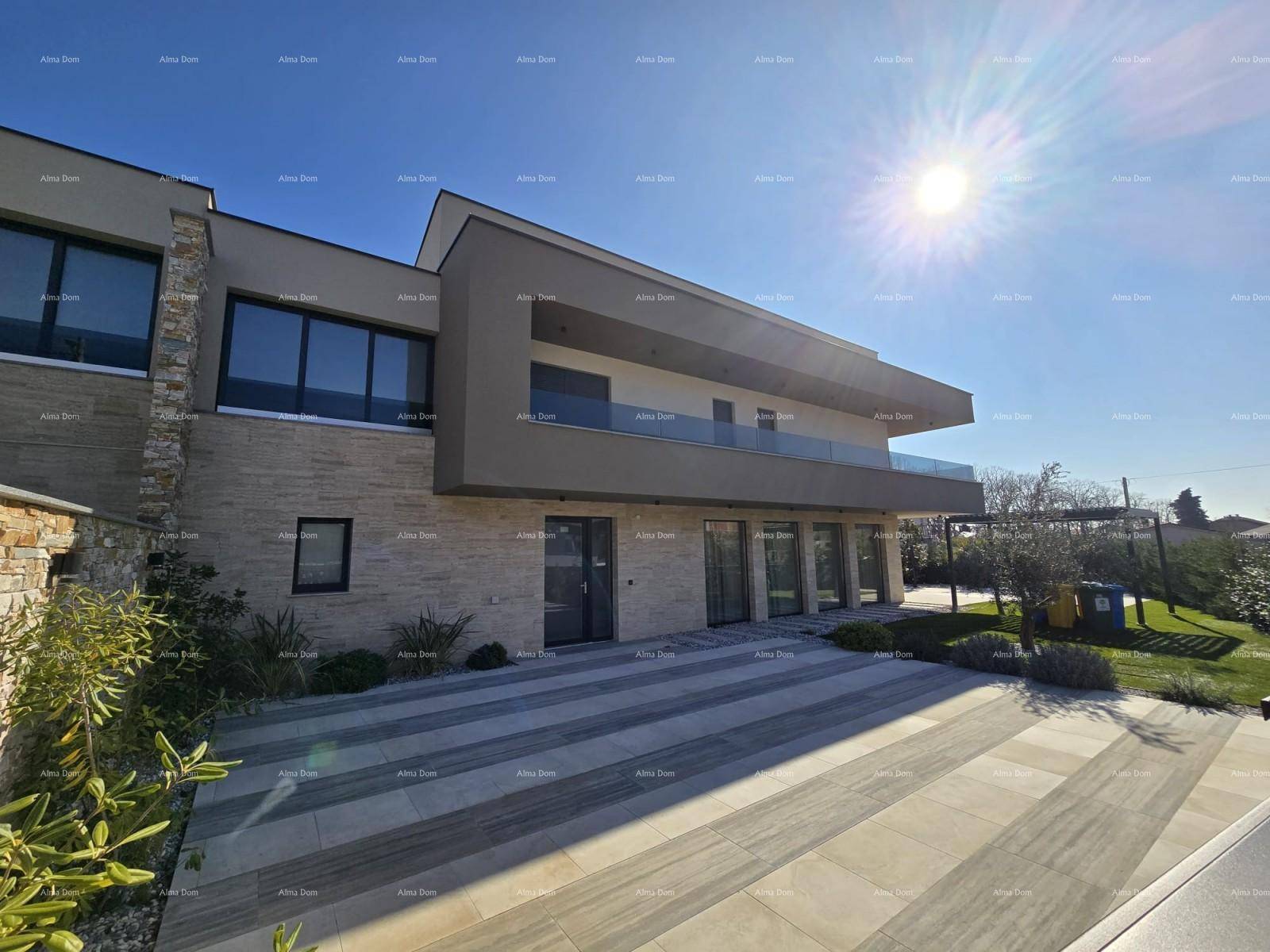 Moderne Villa mit breiter Zufahrt, großen Fensterfronten und sonniger Ausrichtung unter blauem Himmel.