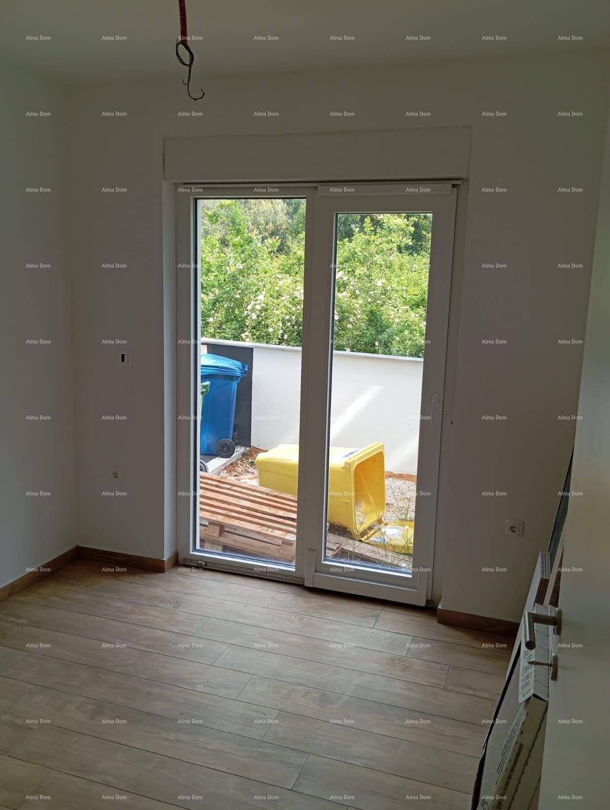 Schlafzimmer mit Holzoptik-Fliesenboden und großer Schiebetür, die zu einem kleinen Außenbereich führt.