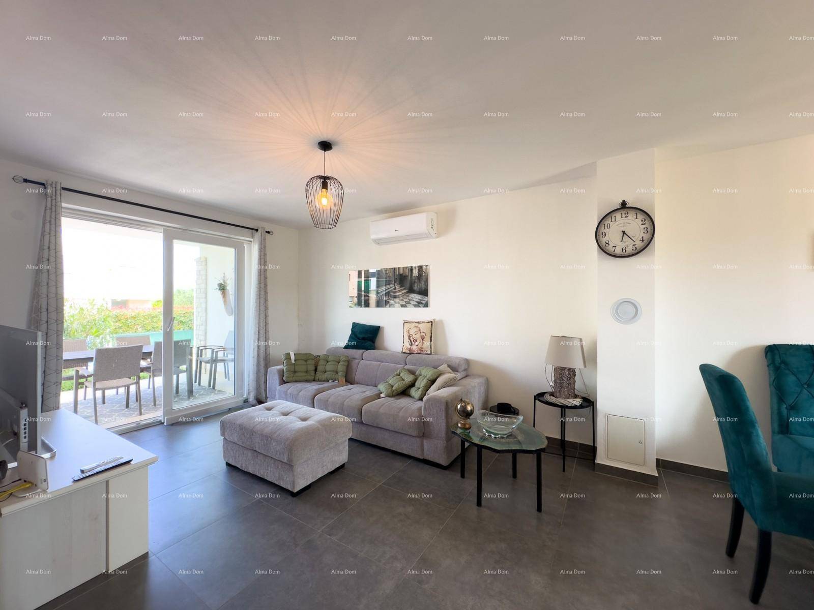 Gemütliches Wohnzimmer mit Sofa, Klimaanlage und Schiebetür zum Außenbereich.