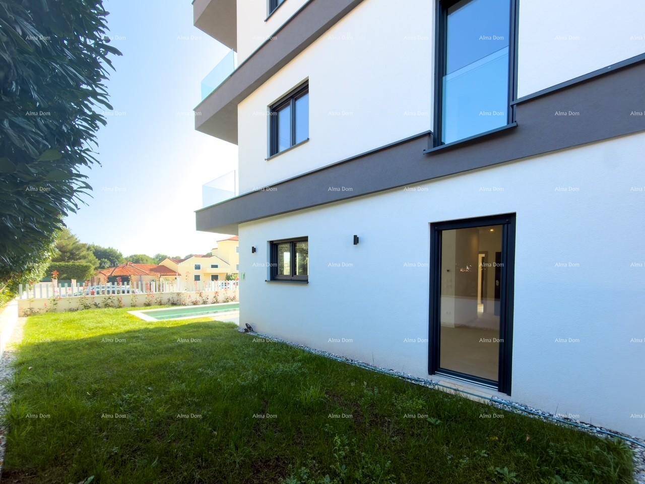 Seitlicher Blick auf die moderne Wohnanlage mit Rasenfläche und Zugang zu den Innenräumen.