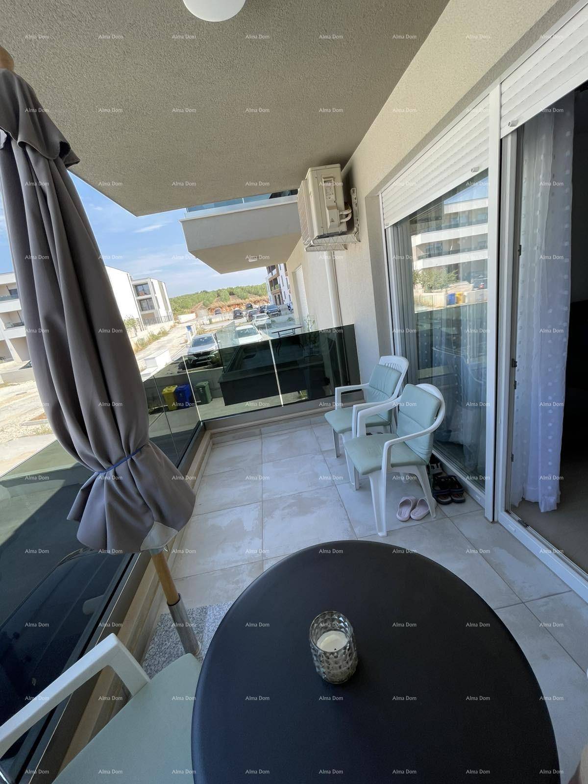 Balkon mit Sitzgelegenheiten, Sonnenschirm und Blick auf die Umgebung.