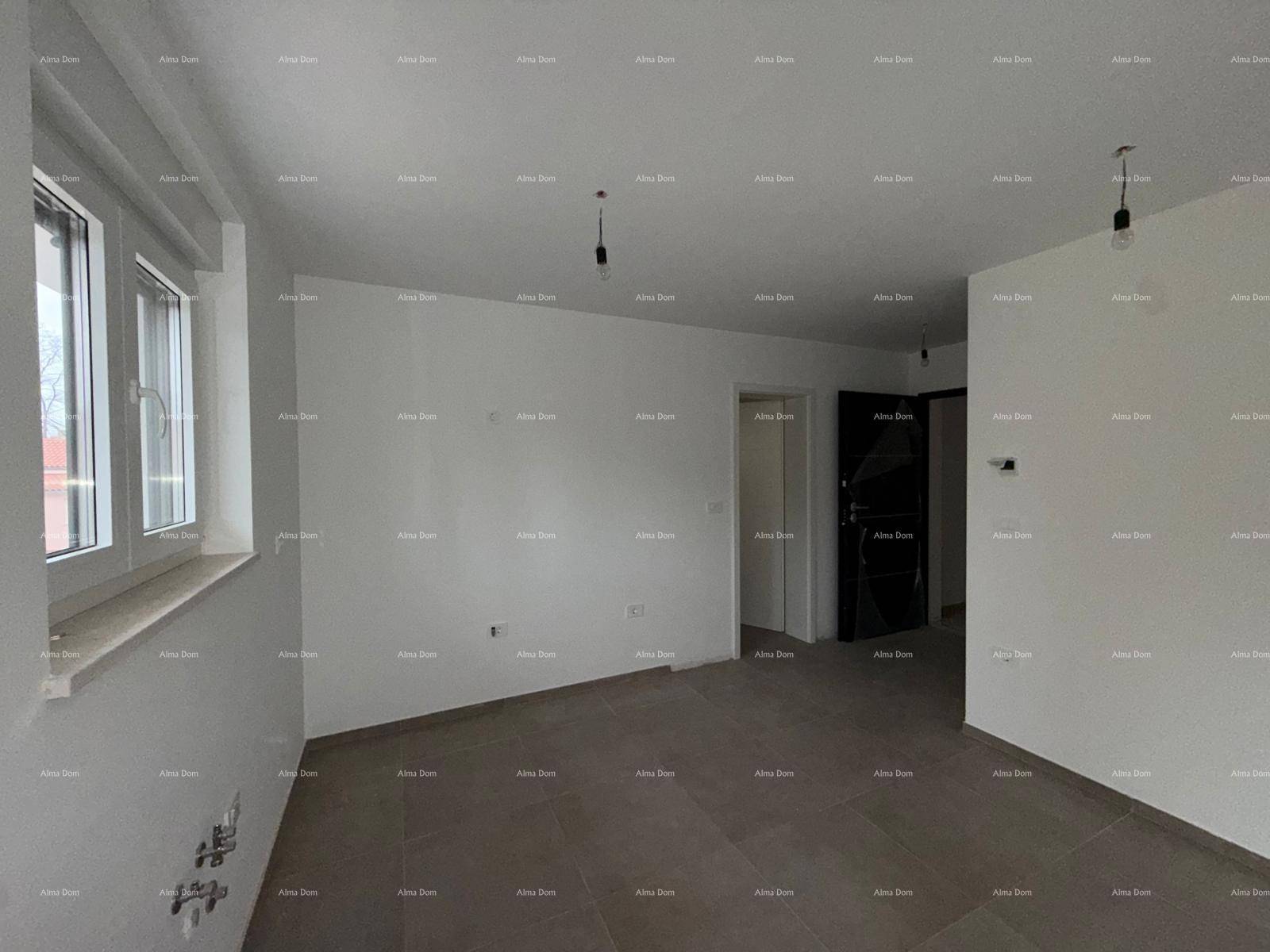 Leeres Zimmer mit hellen Wänden und Fliesenboden, ideal für individuelle Gestaltung.
