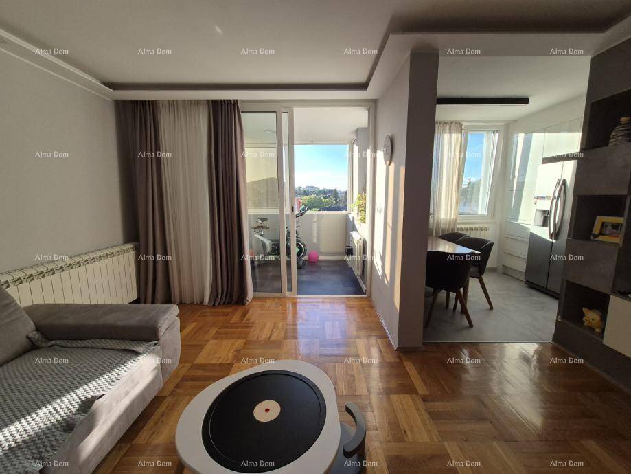 Heller Wohnbereich mit Zugang zur Loggia und Blick auf den angrenzenden Ess- und Küchenbereich.