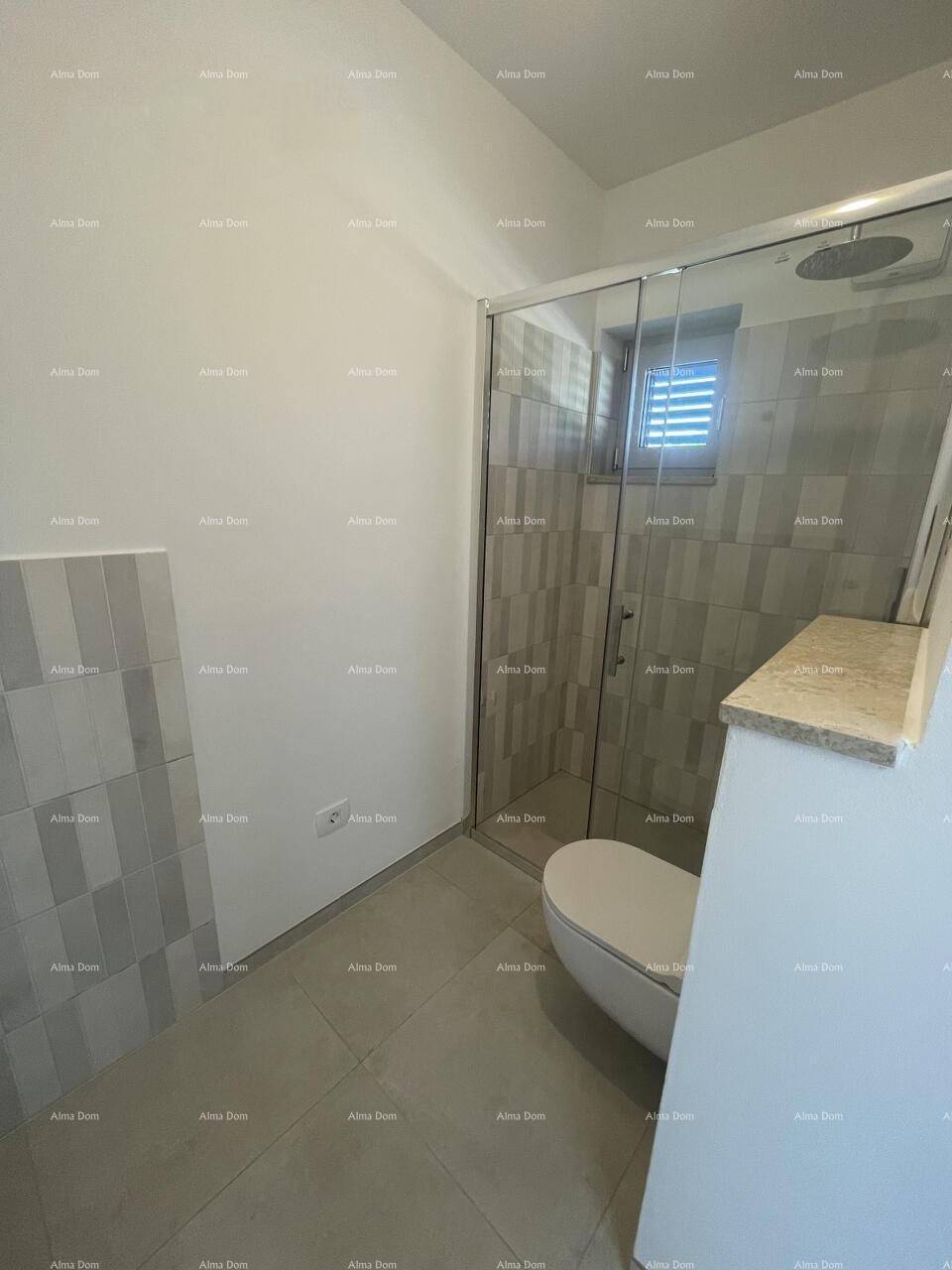 Modernes Badezimmer mit begehbarer Dusche, Wand-WC und stilvollen Fliesen in Grautönen.