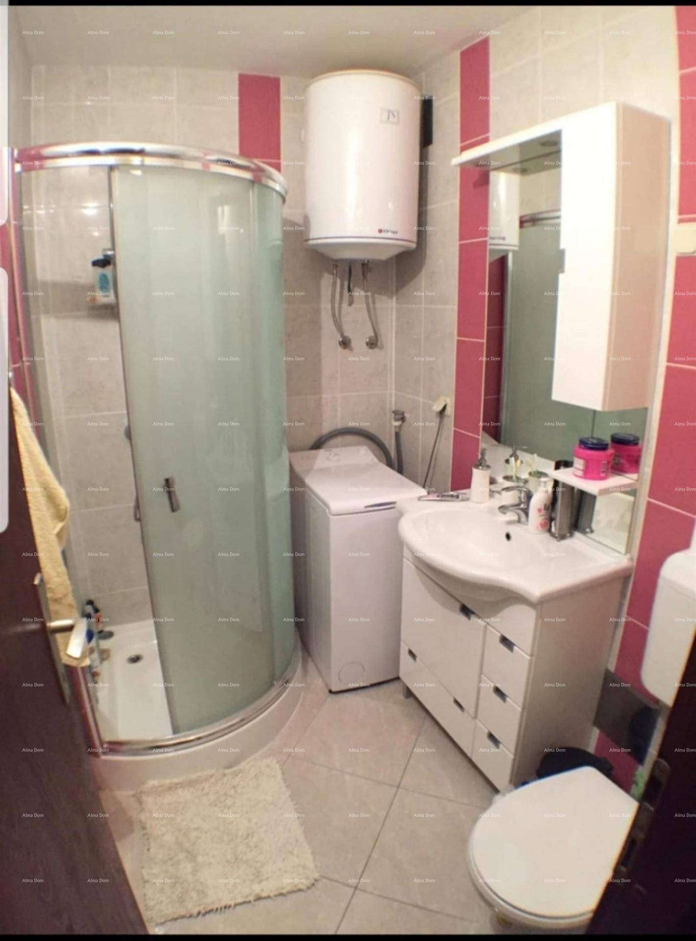 Badezimmer mit Duschkabine, Waschbecken, Toilette und Waschmaschine.