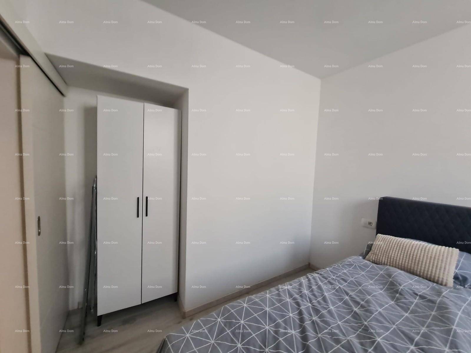 Schlafzimmer mit Doppelbett und weißem Kleiderschrank, schlicht und funktional eingerichtet.